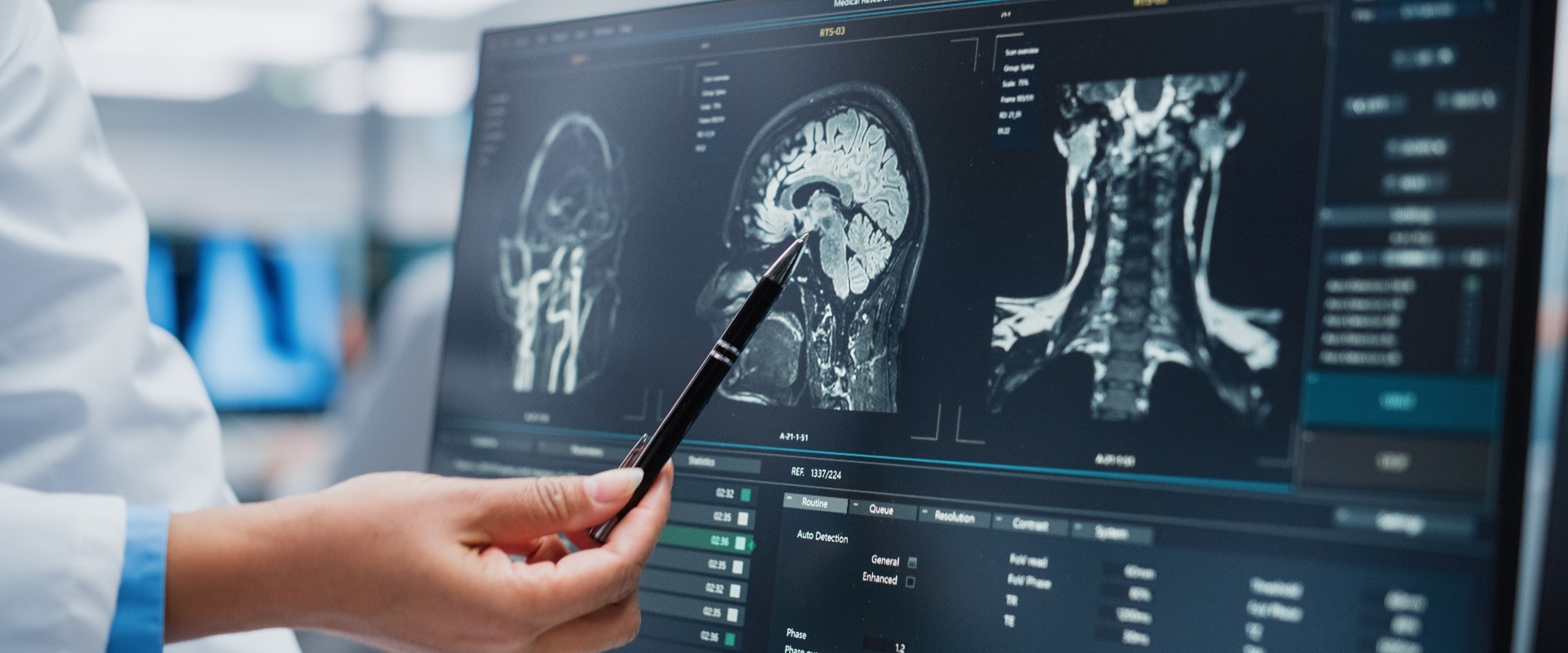 Medizinisches Krankenhaus: Neurologe und Neurochirurg sprechen, verwenden Sie den Computer